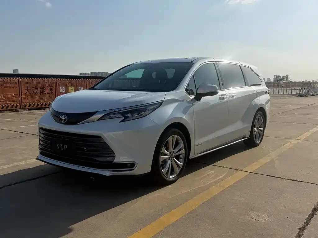 Toyota Sienna — фото 1