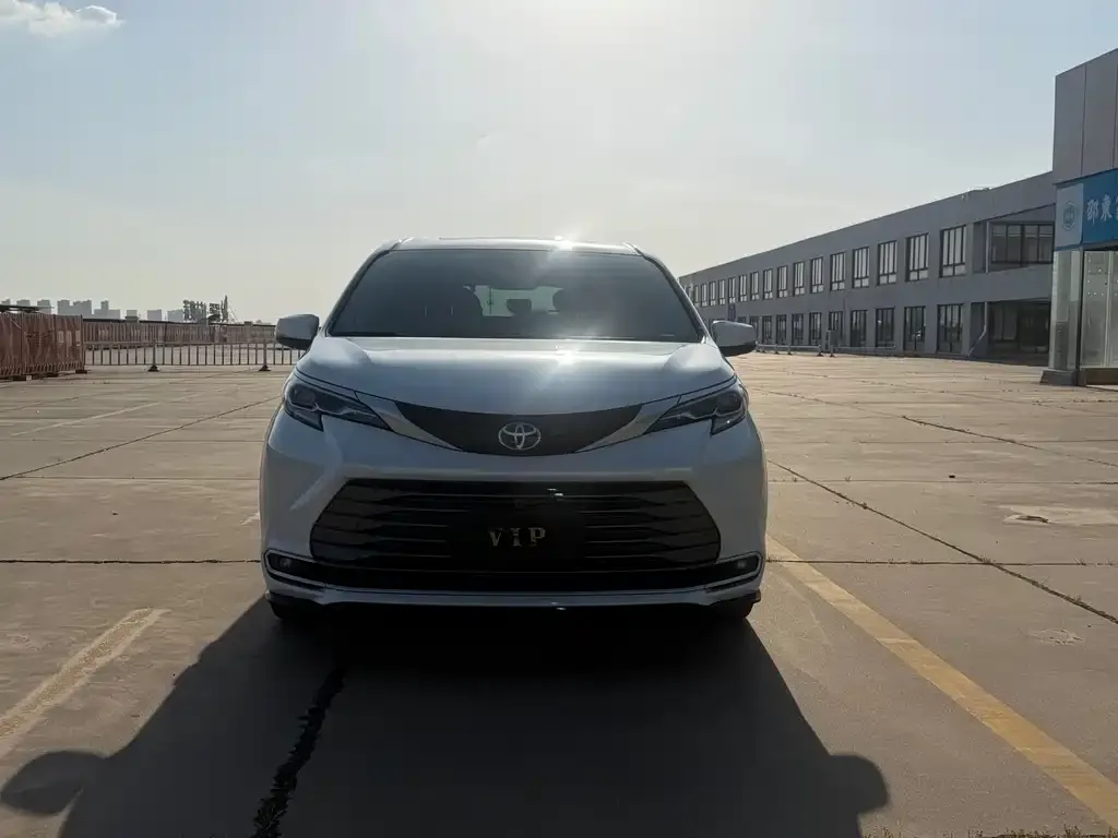 Toyota Sienna — фото 8