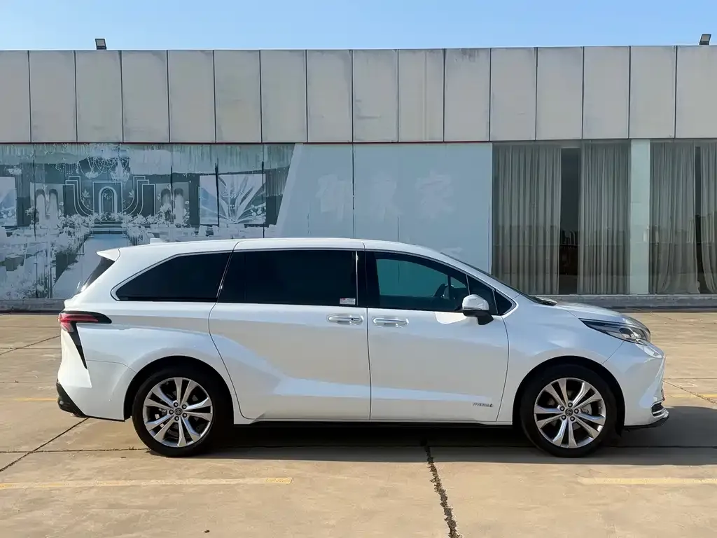 Toyota Sienna — фото 4