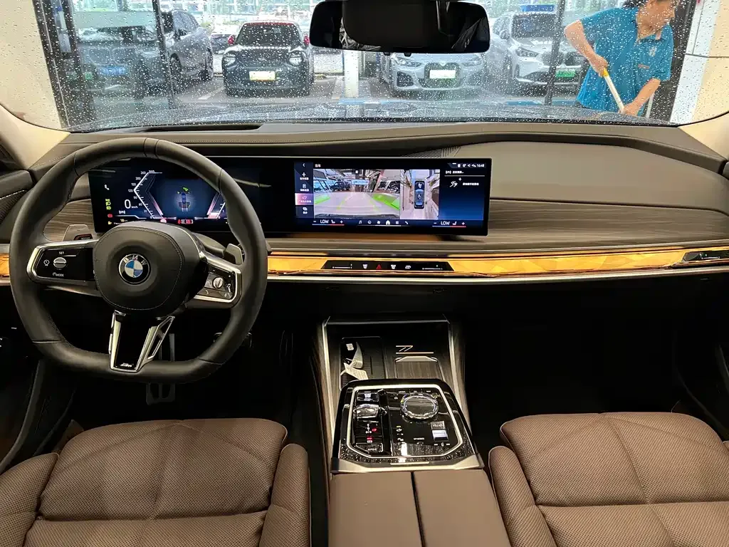 BMW 7 Series — фото 10