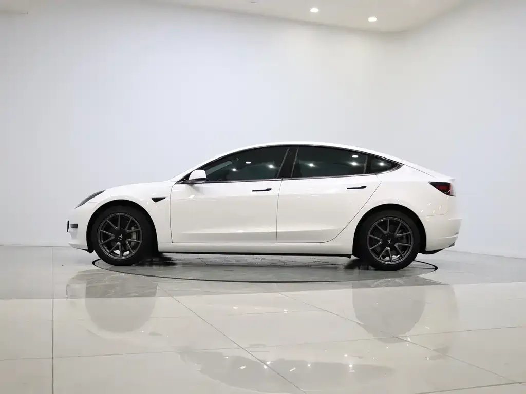 Tesla Model 3 — фото 9