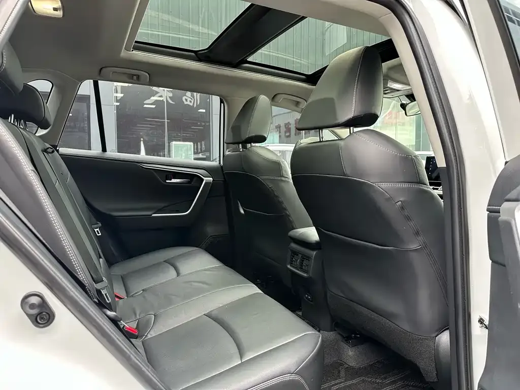 Toyota RAV4 — фото 5
