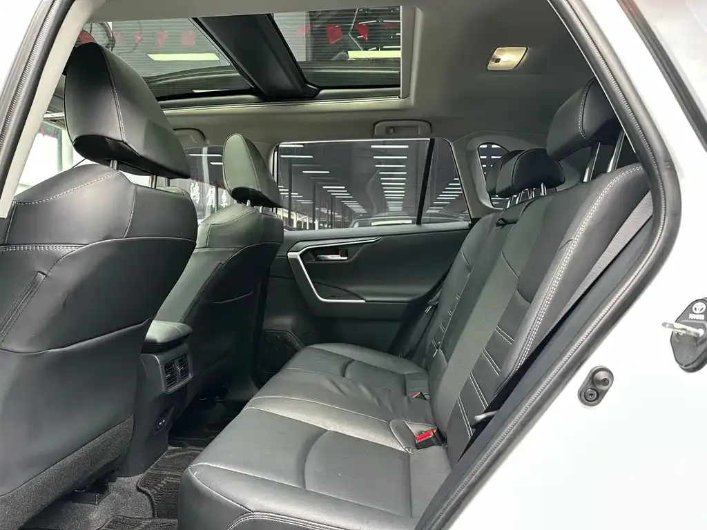 Toyota RAV4 — фото 2