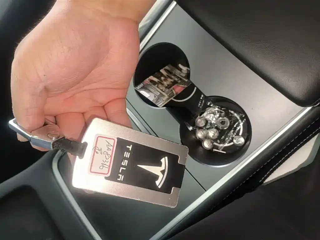Tesla Model 3 — фото 10