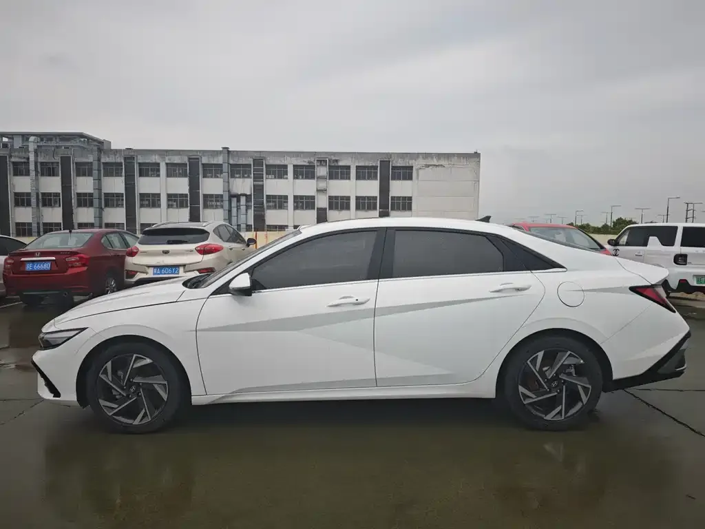Hyundai Elantra — фото 9