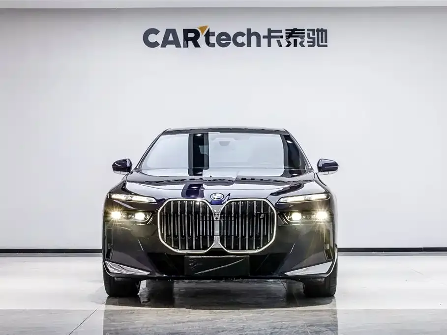 BMW i7