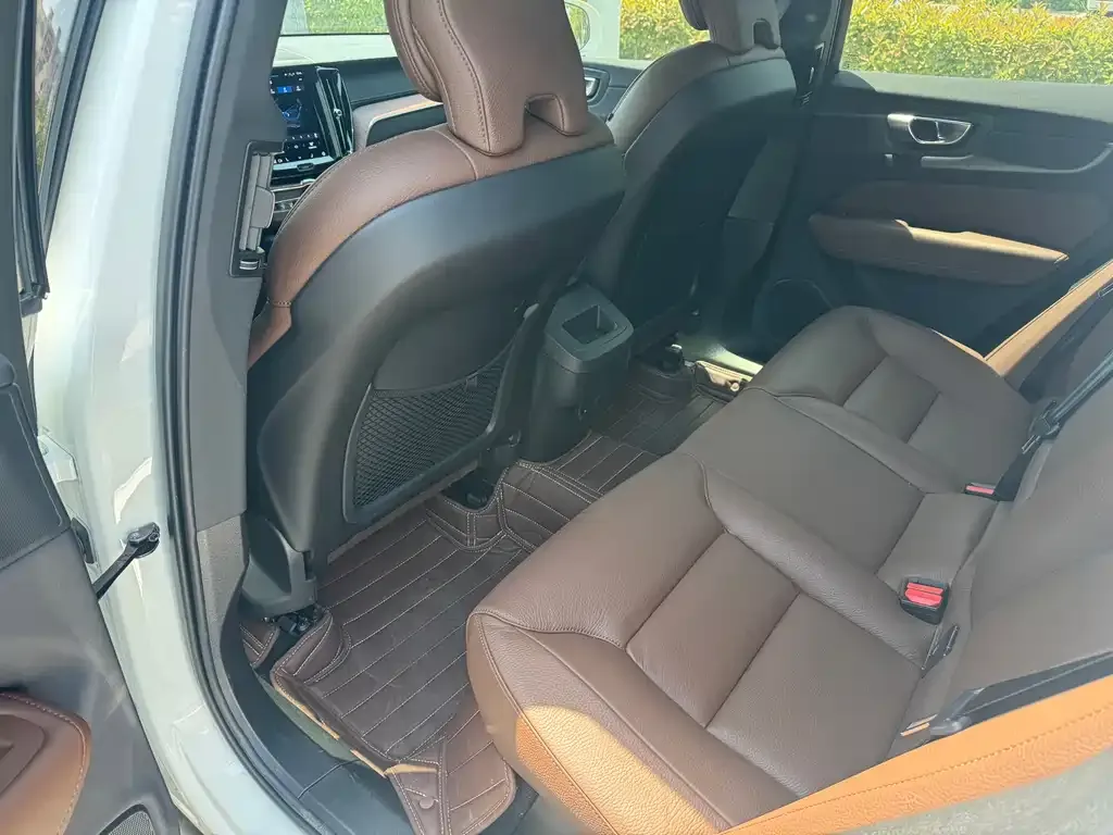 Volvo XC60 — фото 2