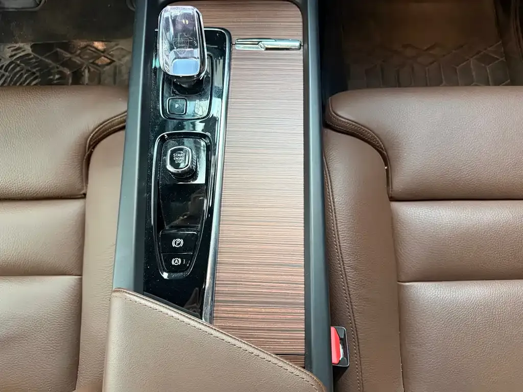 Volvo XC60 — фото 10