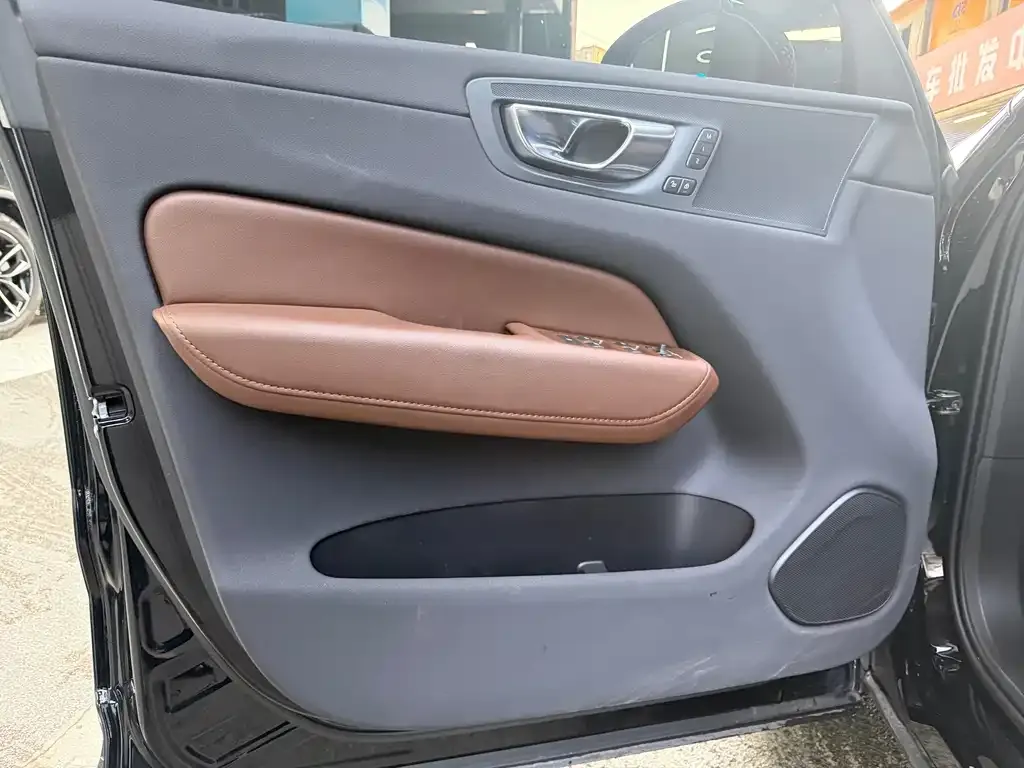 Volvo XC60 — фото 2