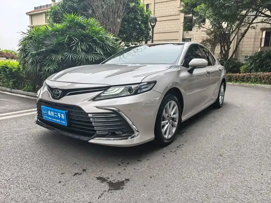 Toyota Camry — фото 1