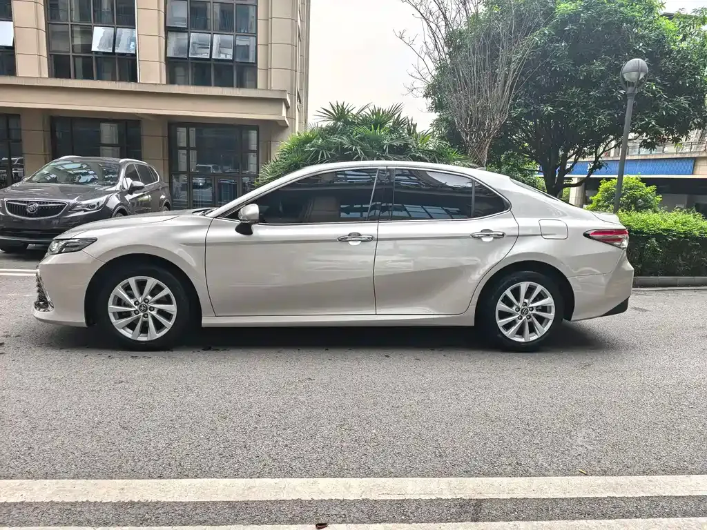 Toyota Camry — фото 8