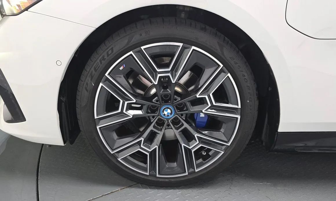 BMW 5-Series 2025 из KR, фото 9