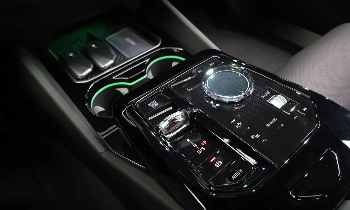 BMW 5-Series 2025 из KR, фото 7