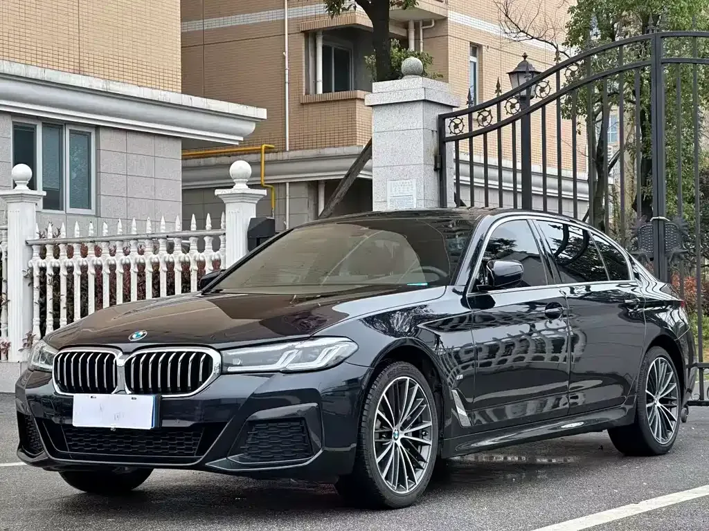 BMW 5 Series — фото 1