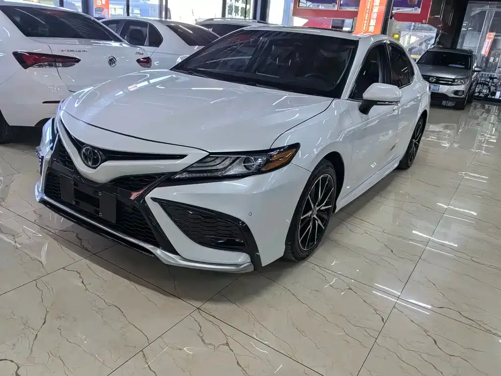 Toyota Camry — фото 1