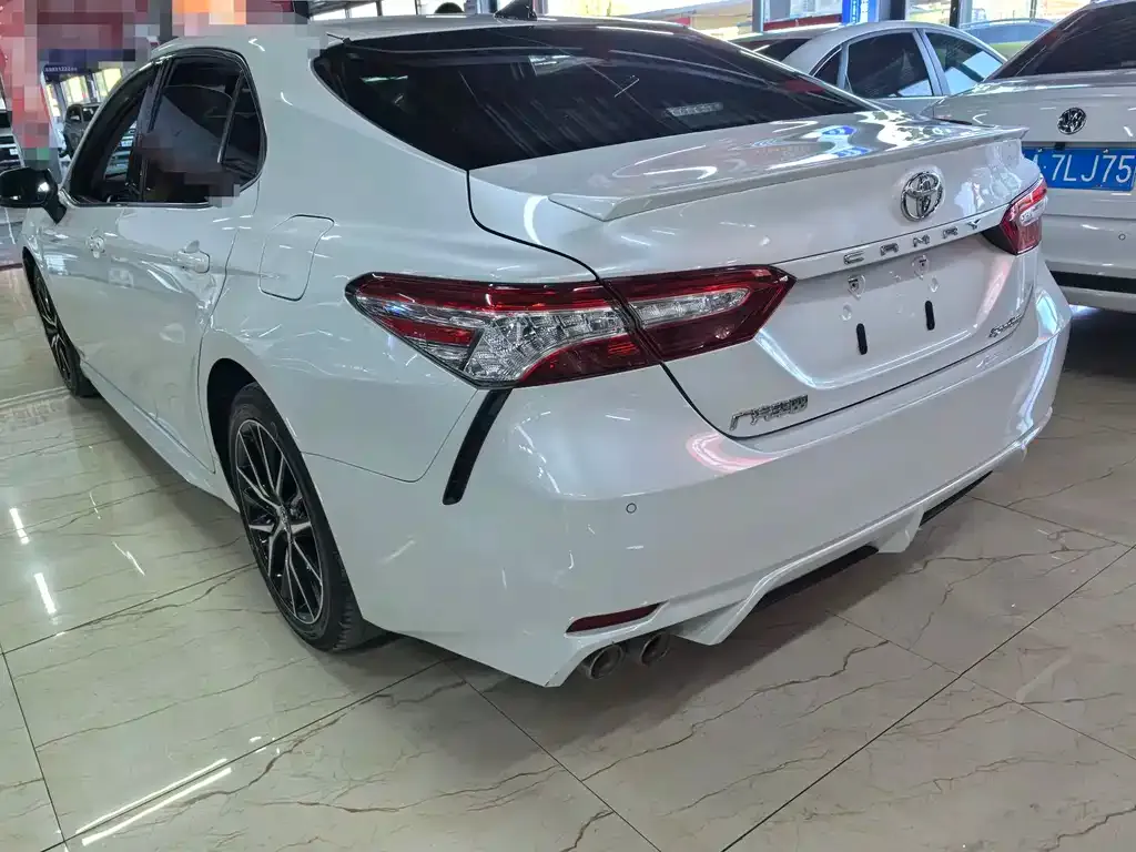 Toyota Camry — фото 2