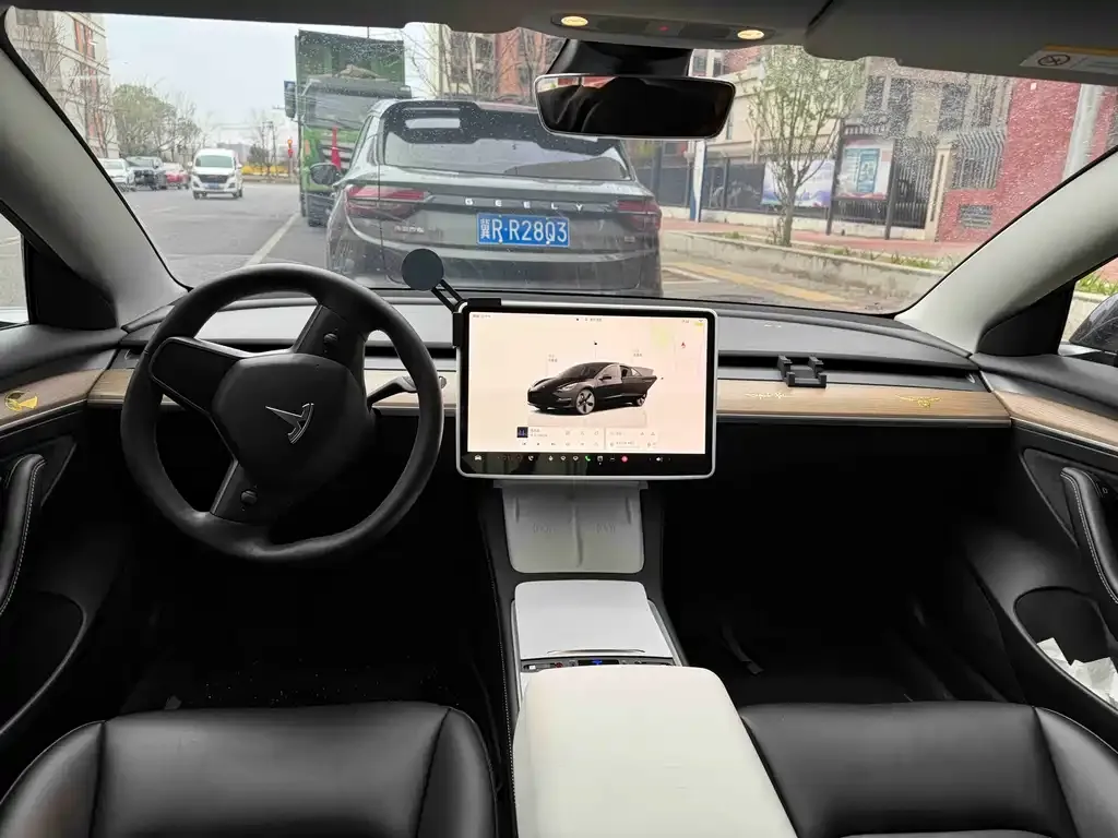 Tesla Model 3 — фото 4