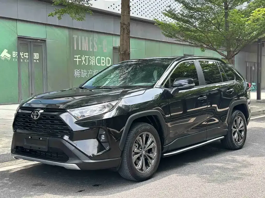 Toyota RAV4 — фото 1