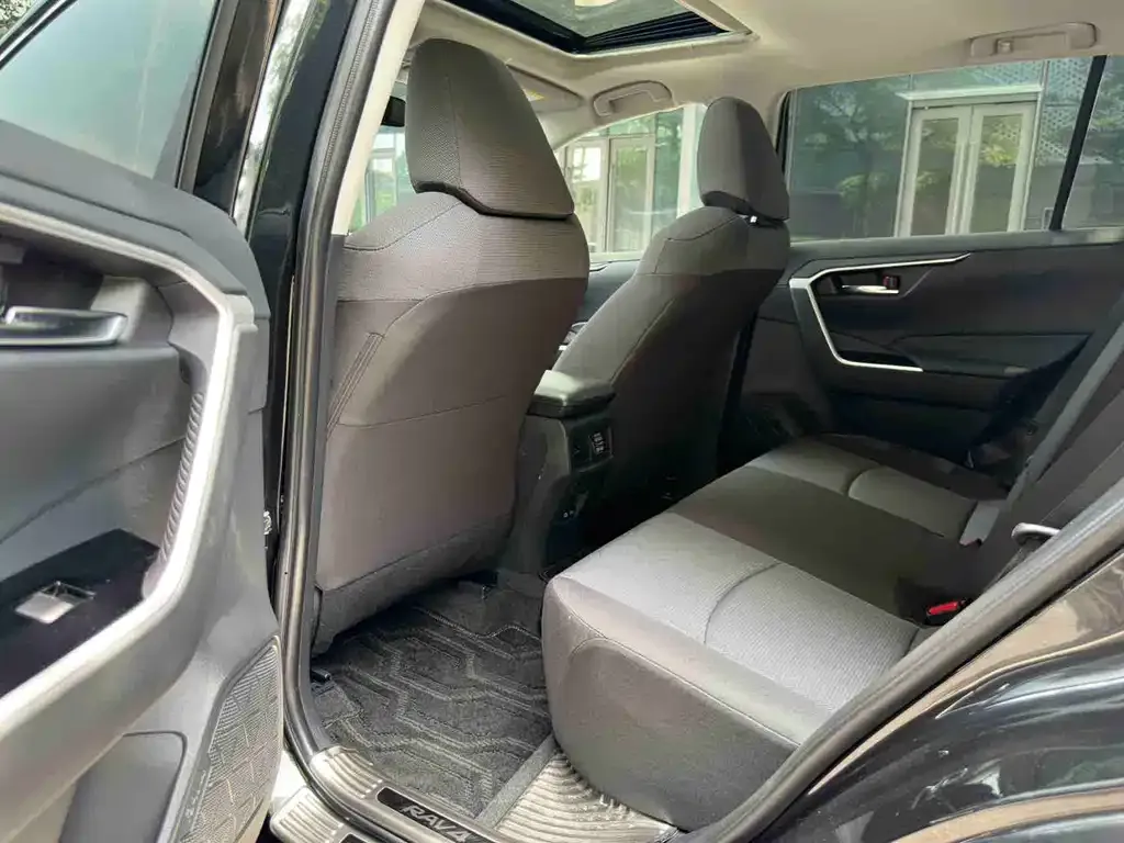 Toyota RAV4 — фото 6