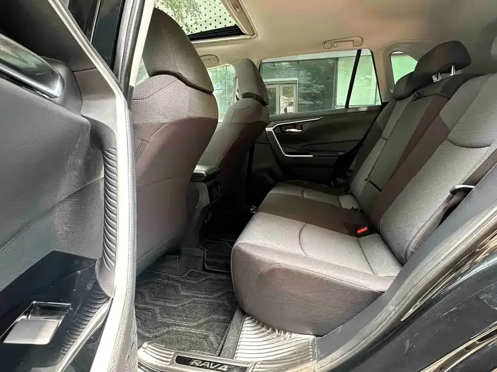 Toyota RAV4 — фото 10