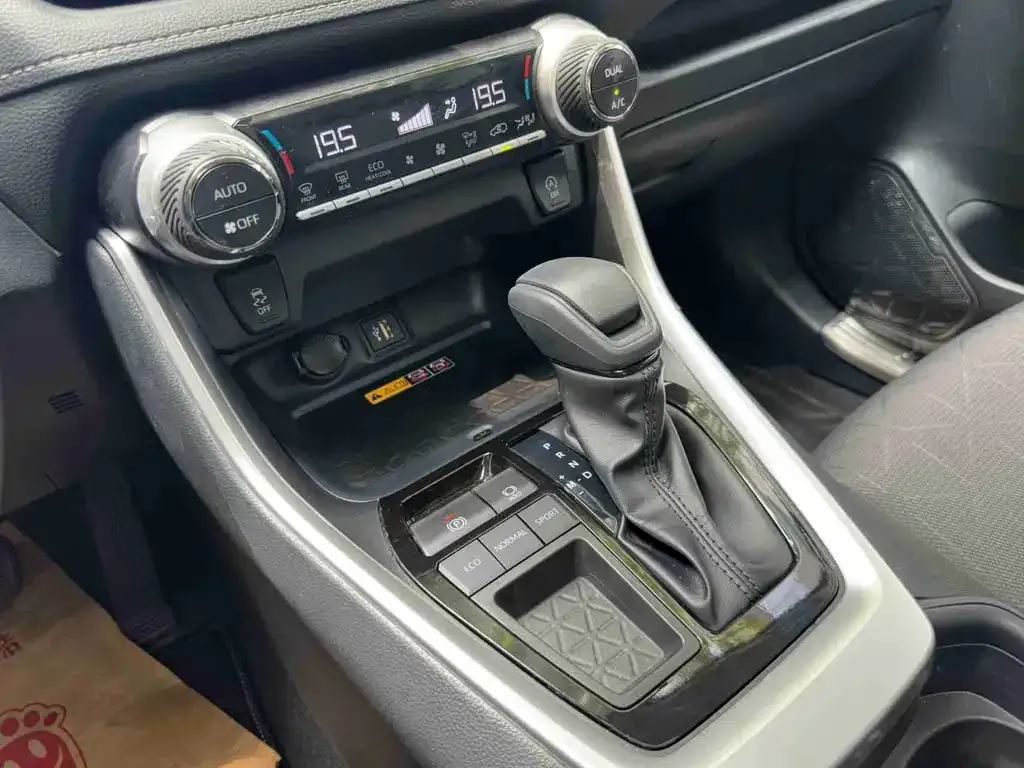 Toyota RAV4 — фото 7