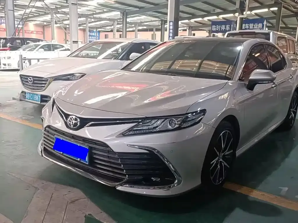 Toyota Camry — фото 1