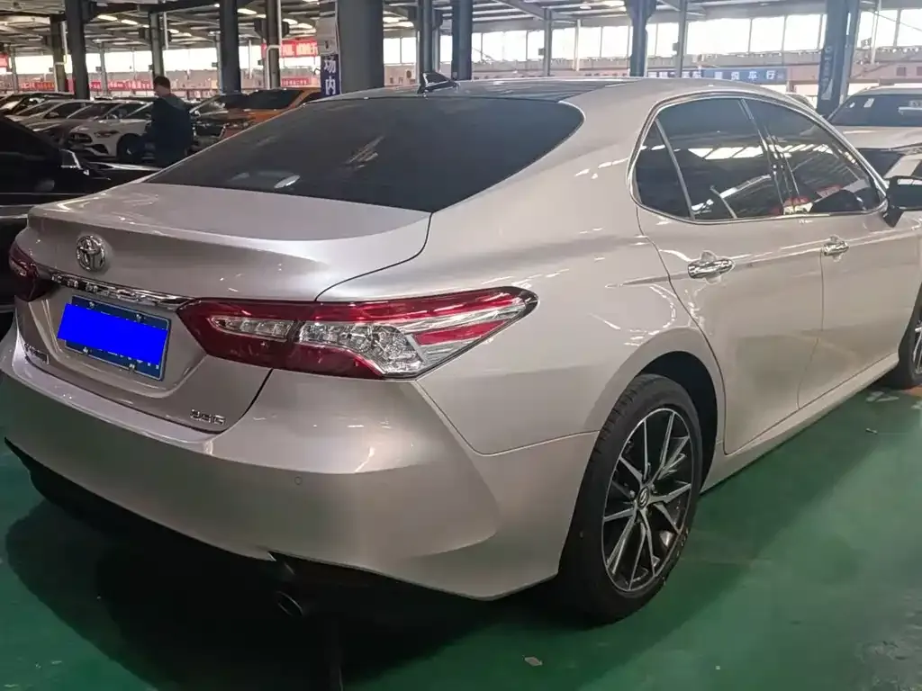 Toyota Camry — фото 8