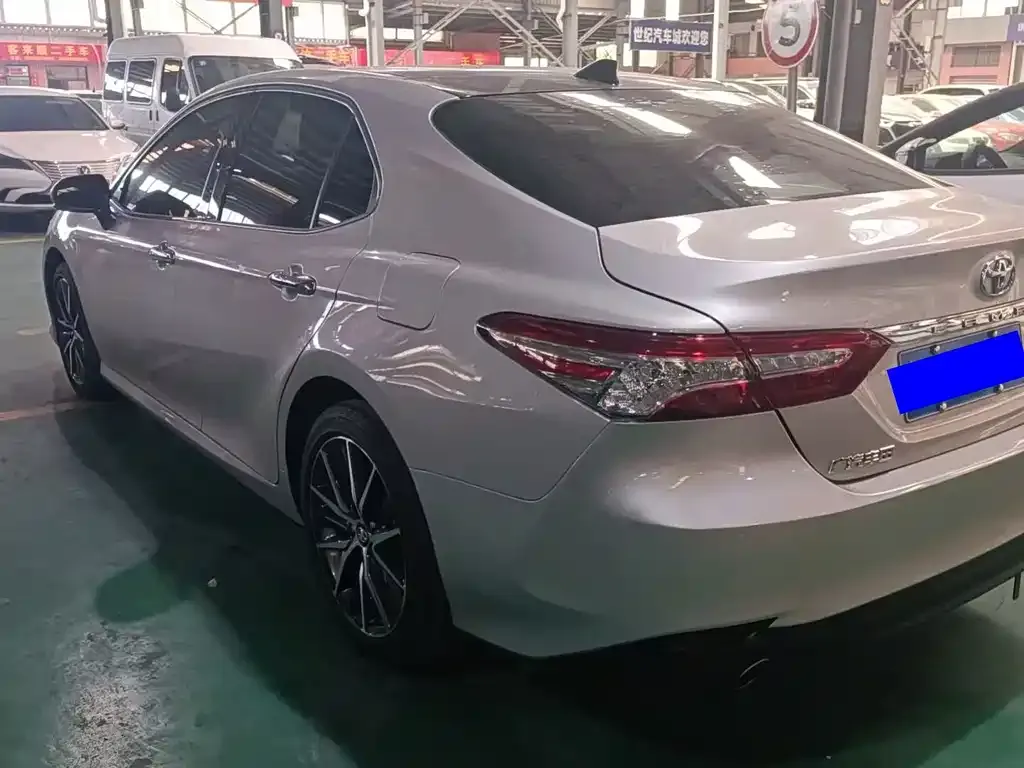 Toyota Camry — фото 9