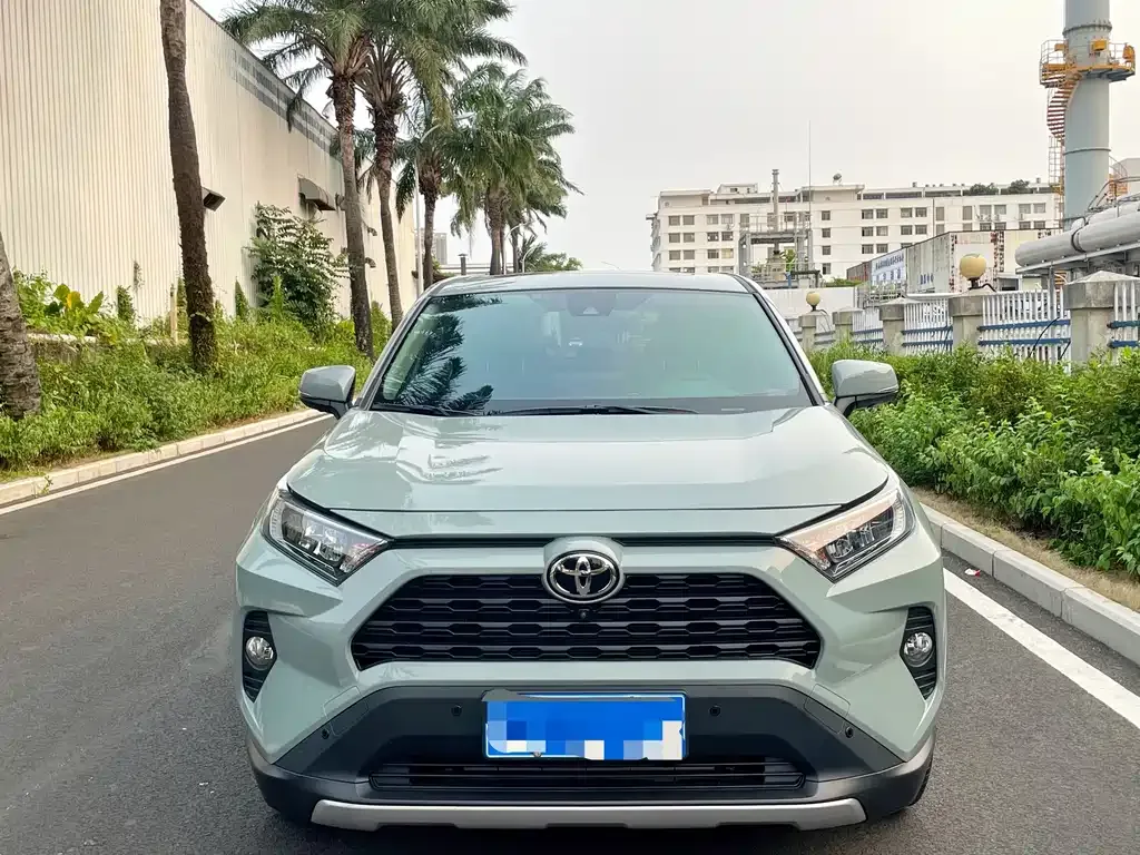 Toyota RAV4 — фото 8