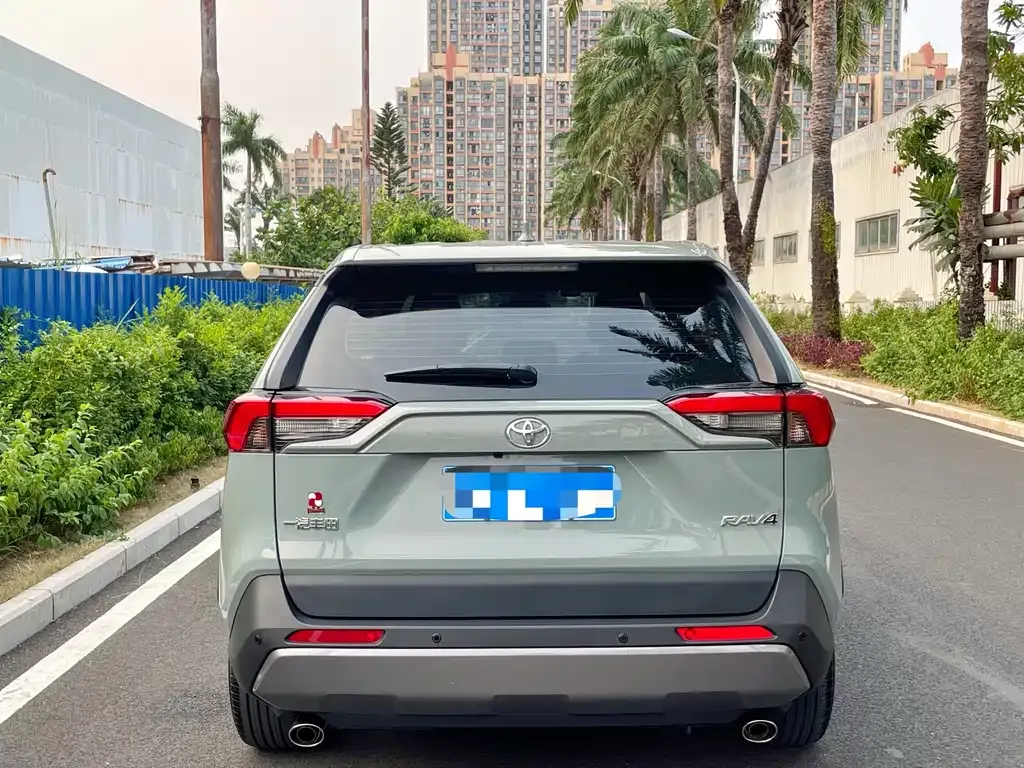 Toyota RAV4 — фото 7