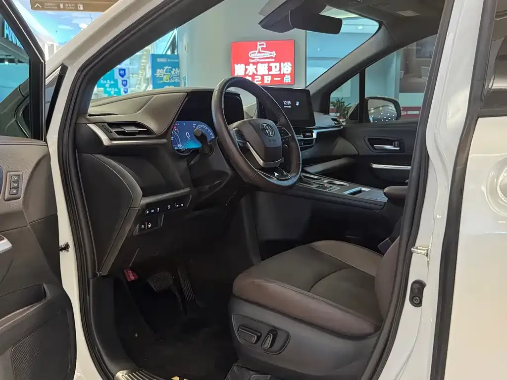 Toyota Granvia — фото 8
