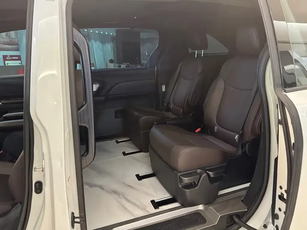 Toyota Granvia — фото 2