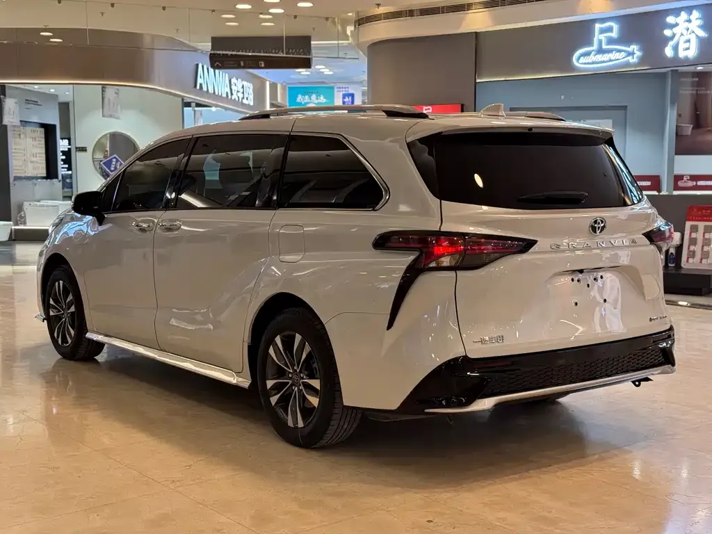 Toyota Granvia — фото 9