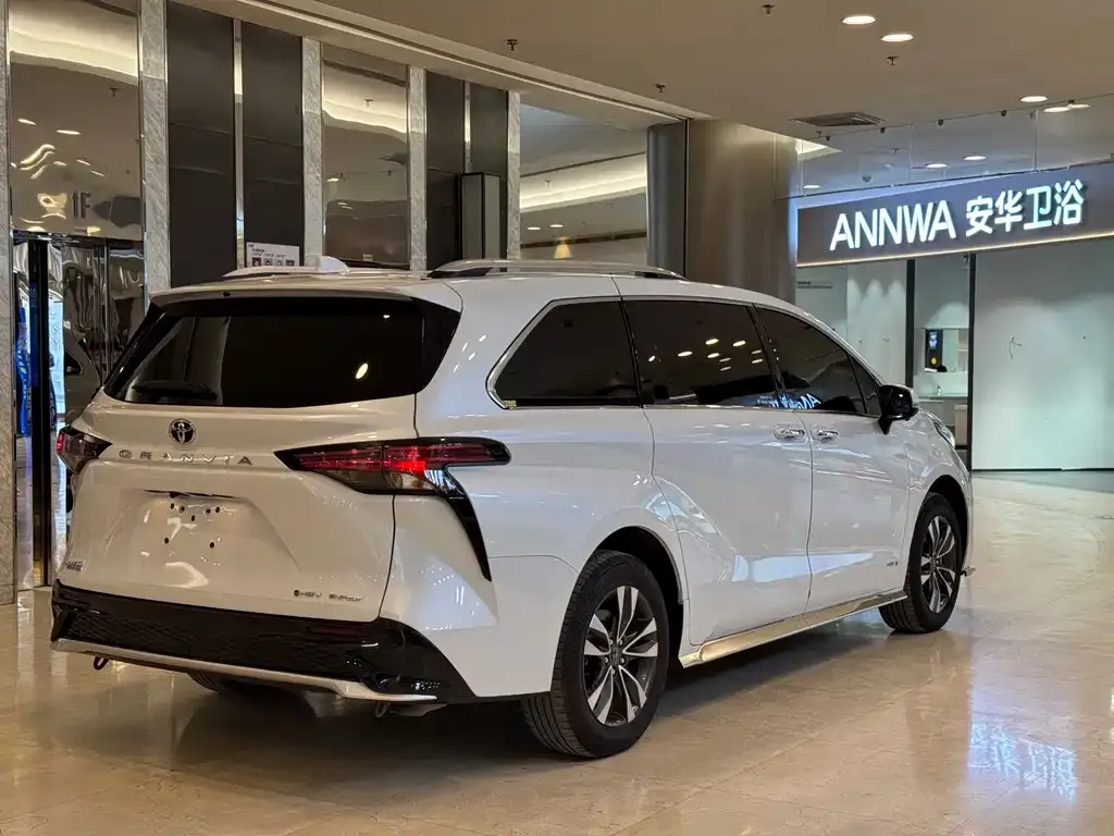 Toyota Granvia — фото 6