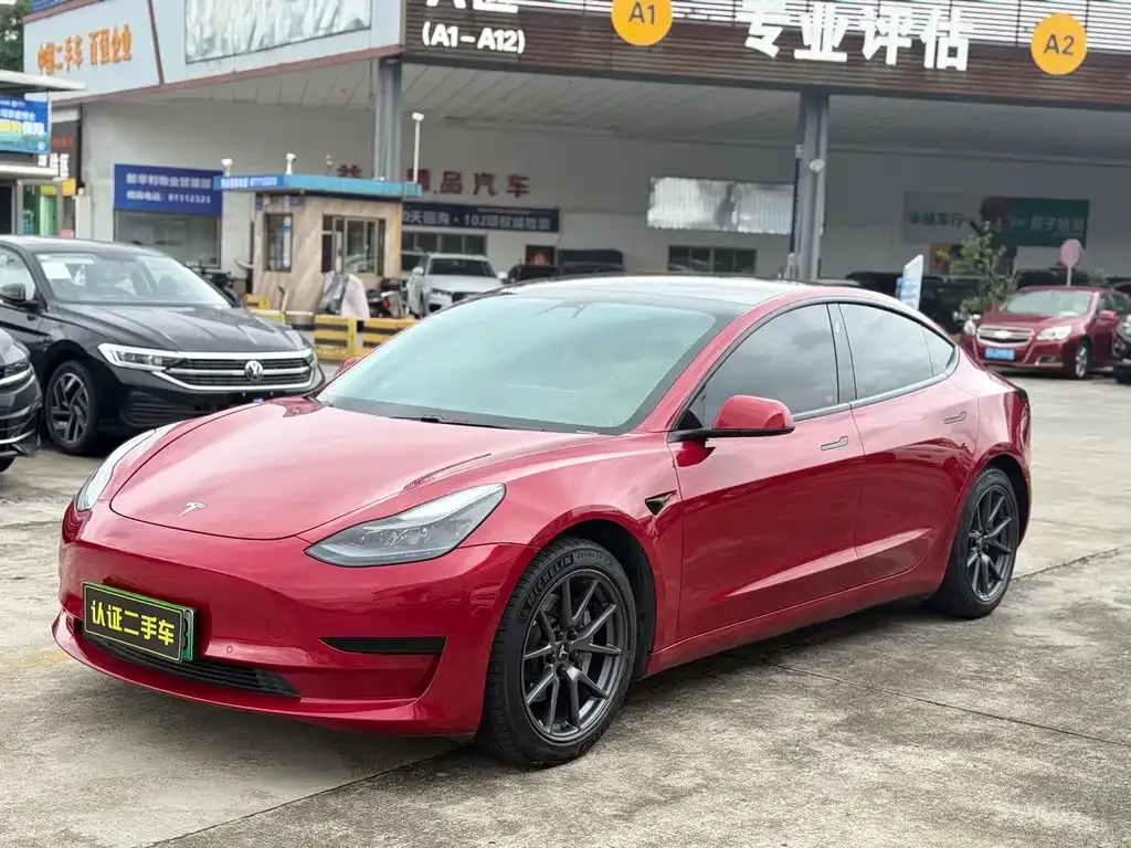 Tesla Model 3 — фото 1