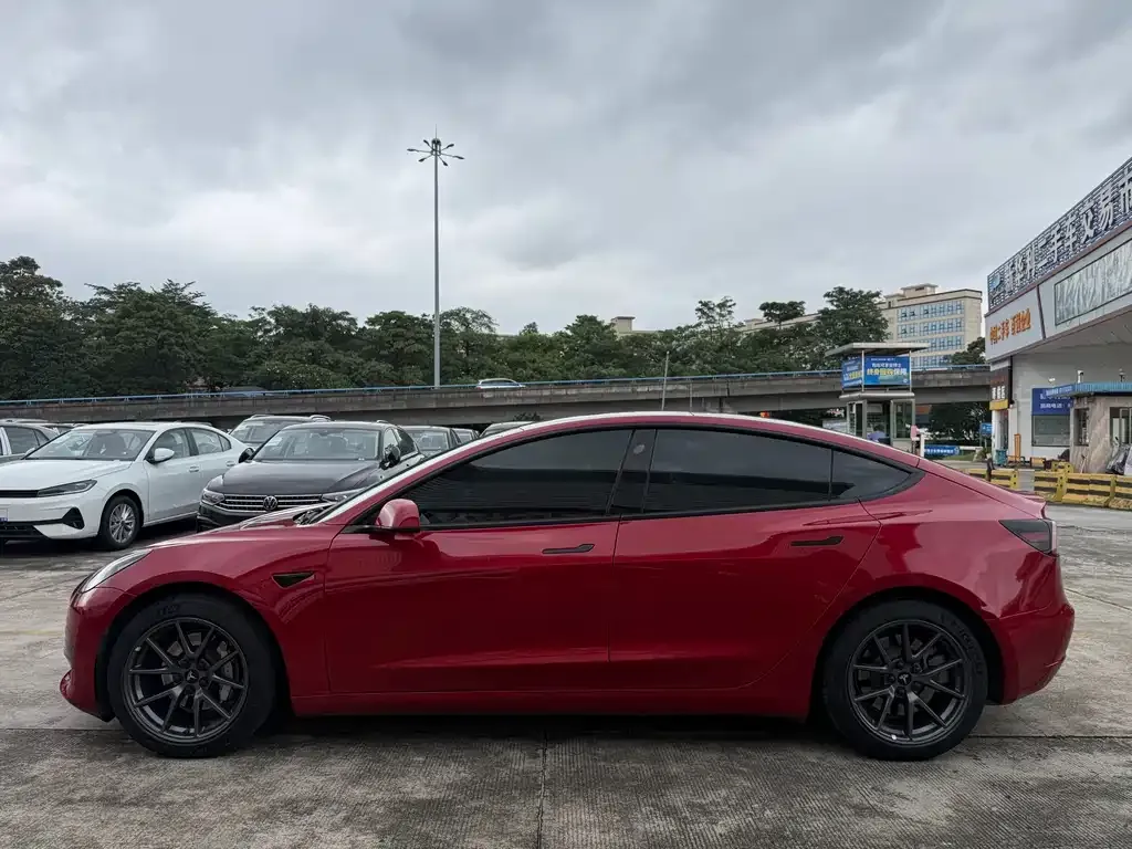 Tesla Model 3 — фото 10
