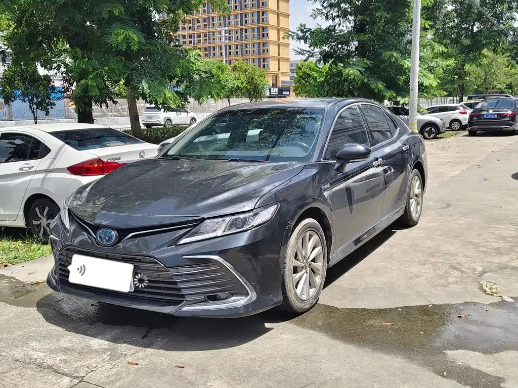 Toyota Camry — фото 1
