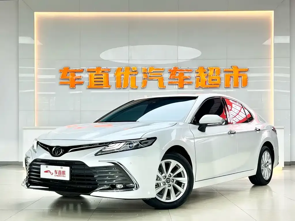 Toyota Camry — фото 1