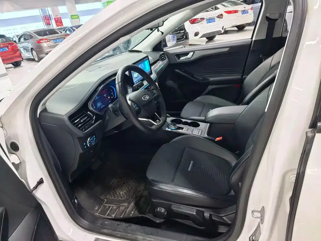 Ford Focus Active 2022 из CN, фото 8