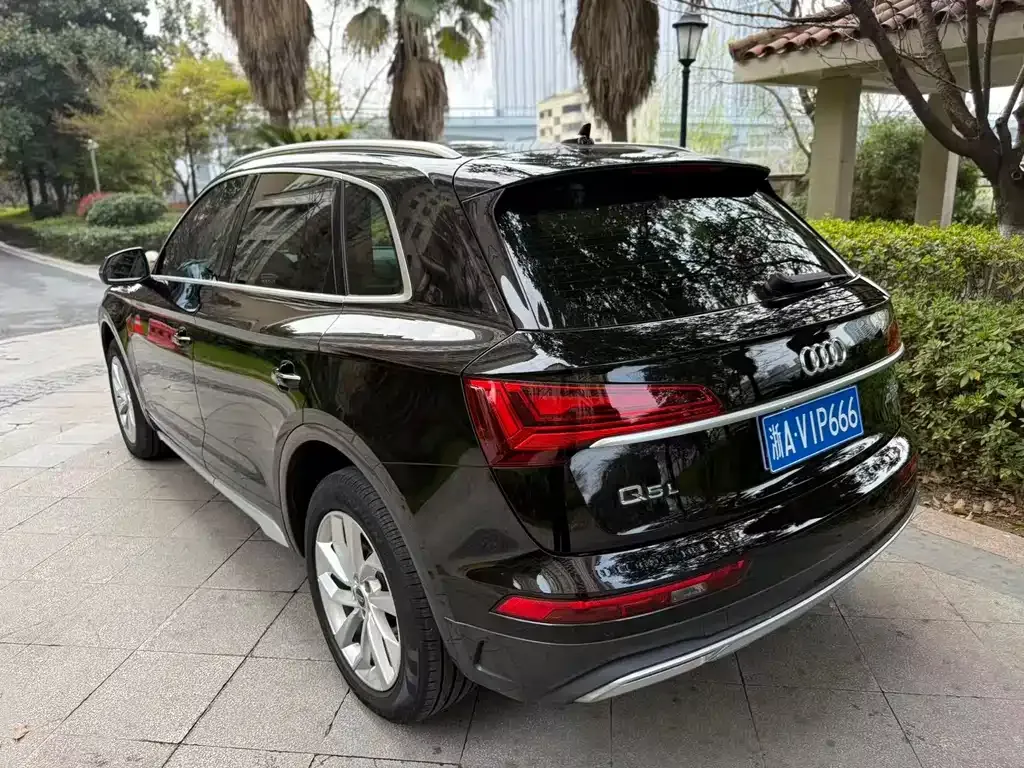 Audi Q5L — фото 10