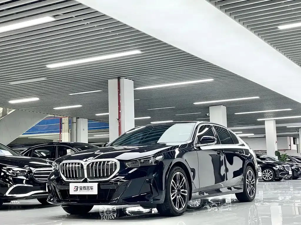 BMW 5 Series — фото 1