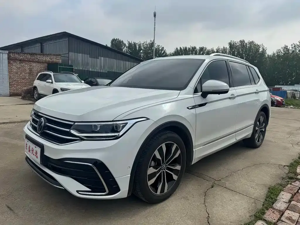 Volkswagen Tiguan L — фото 1
