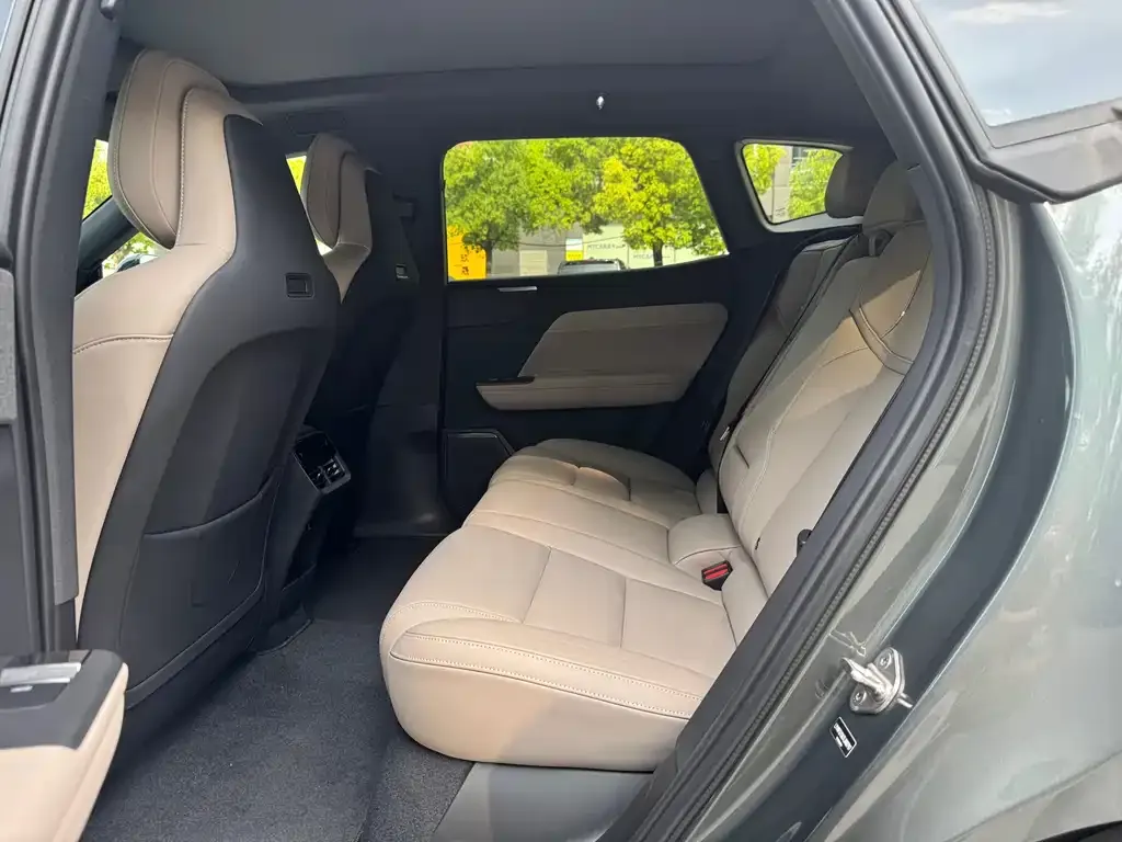 Volvo XC70 Plug-in Hybrid 2025 из CN, фото 4