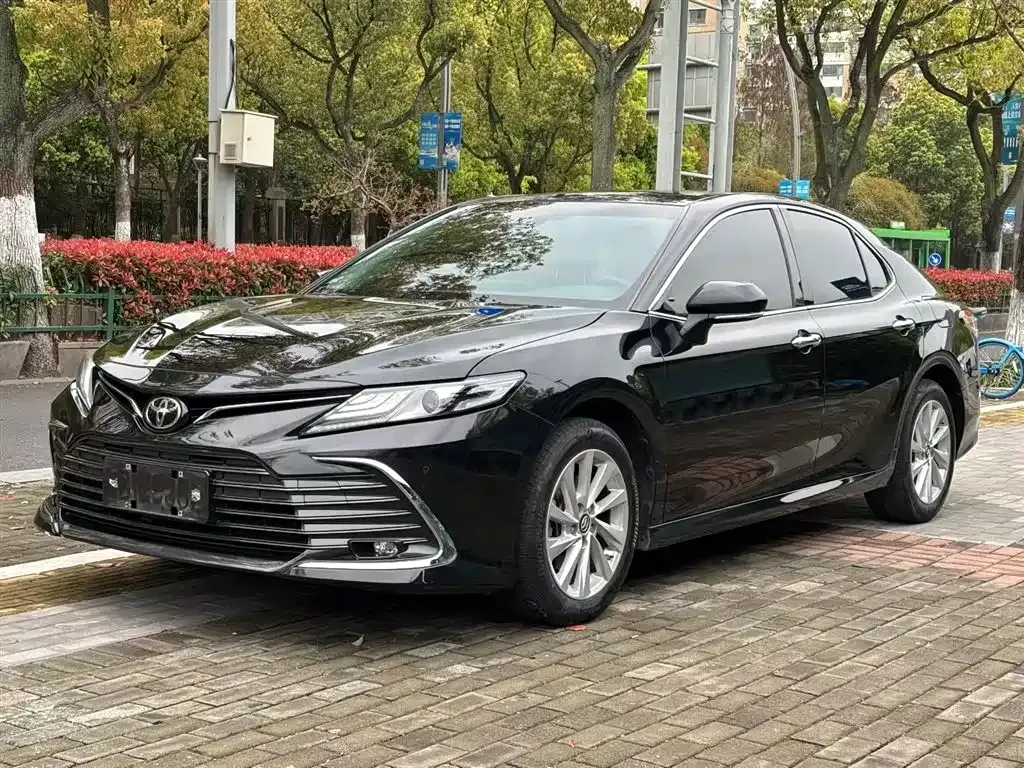Toyota Camry — фото 1