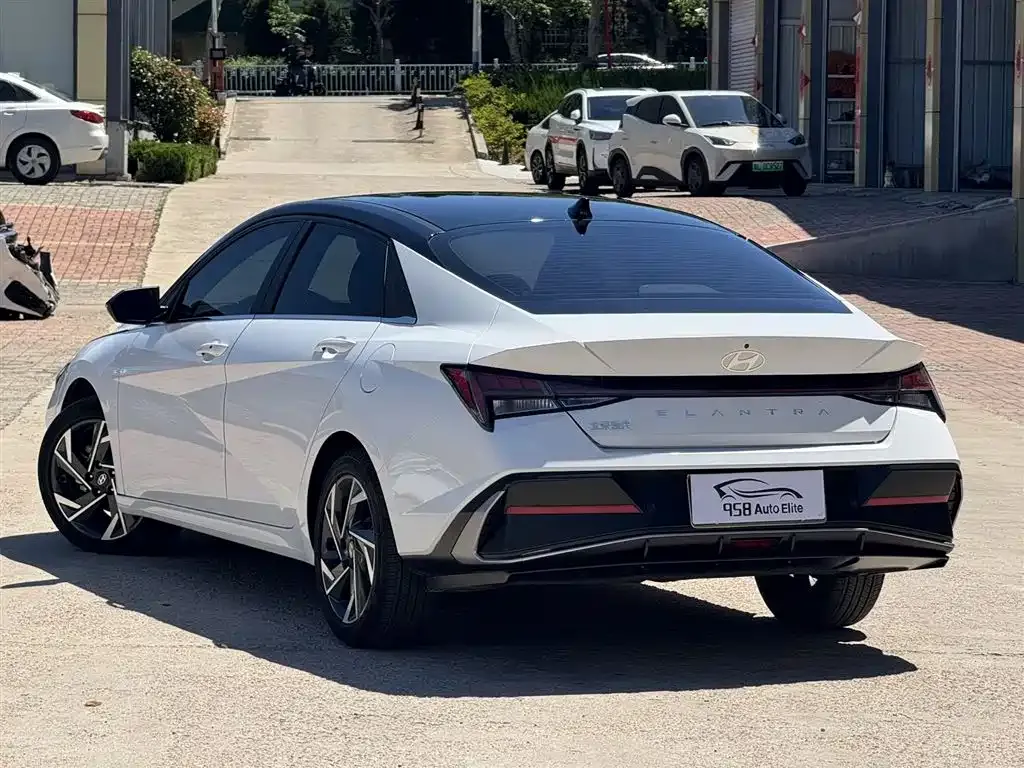 Hyundai Elantra — фото 8