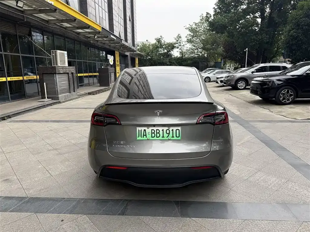 Tesla Model Y — фото 8