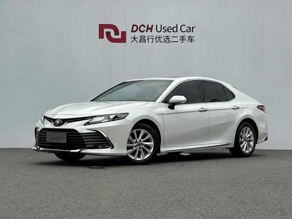 Toyota Camry — фото 1