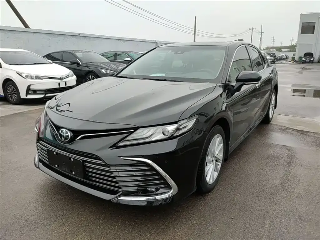 Toyota Camry — фото 1