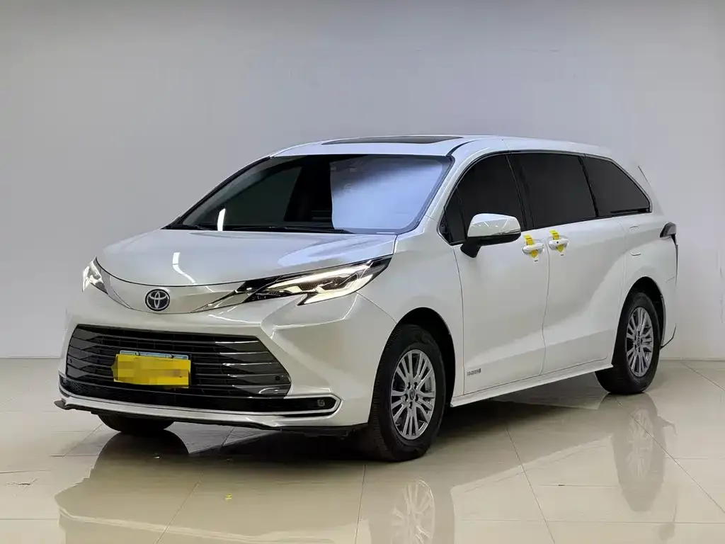 Toyota Sienna — фото 1