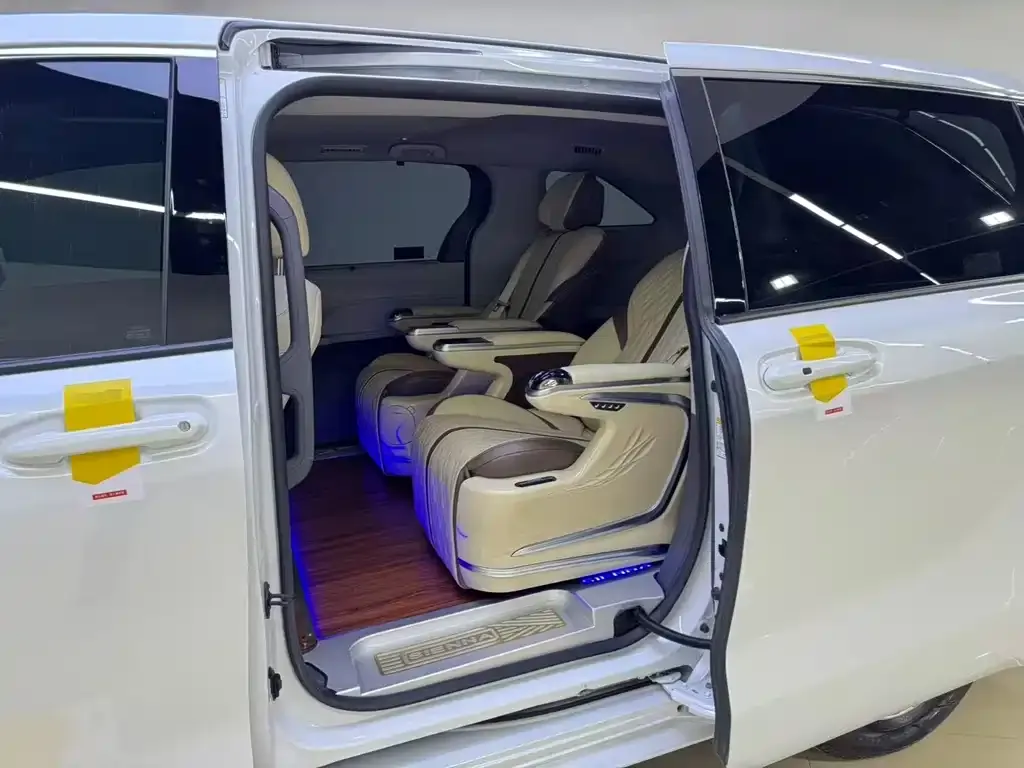 Toyota Sienna — фото 7